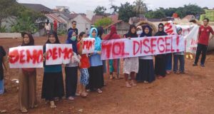 Dianggap Penyebab Banjir, Warga Demo Pembangunan Tol Desari
