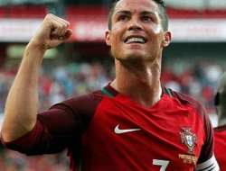 Cristiano Ronaldo Akan Tetap Bertahan Di MU, Rumor?
