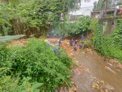 Sampah Menumpuk di Kali Cabang Barat, DPUPR Depok Terjunkan Satgas