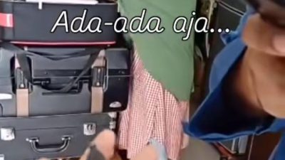 Ibu Rumah Tangga Panik, Petugas Damkar dan Penyelamatan Depok Evakuaksi Ular Mainan