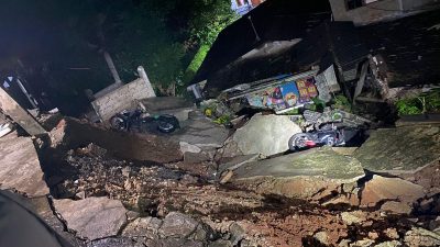 Dua Unit Motor Terbawa dan Tertimbun Material Longsor di Cipayung
