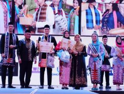 Wali Kota dan Bunda Elly Langsung Berikan Piala ke Pemenang Duta Pariwisata dan Ekraf Abang Mpok Depok Tahun 2024