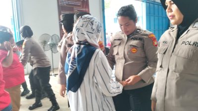 KPU Kota Depok Gelar Penyortiran dan Pelipatan, Polisi Periksa Kuku Petugas Sortir dan Lipat