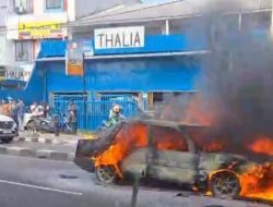 Mobil Sedan Terbakar di Jalan Margonda Depok, Jalan Macet!