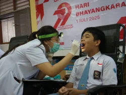 Peringati Hari Bhayangkara ke-79, RS Bhayangkara Brimob Gelar Layanan Kesehatan Terpadu di SMAN 2 Depok