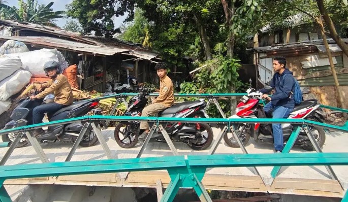 Jembatan Baru di Beji Timur Dibangun Kolaborasi Warga dan Mahasiswa PNJ