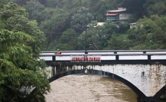 Mitos Jembatan Panus Depok: Jejak Sejarah, Cerita Gaib, dan Misteri di Atas Ciliwung