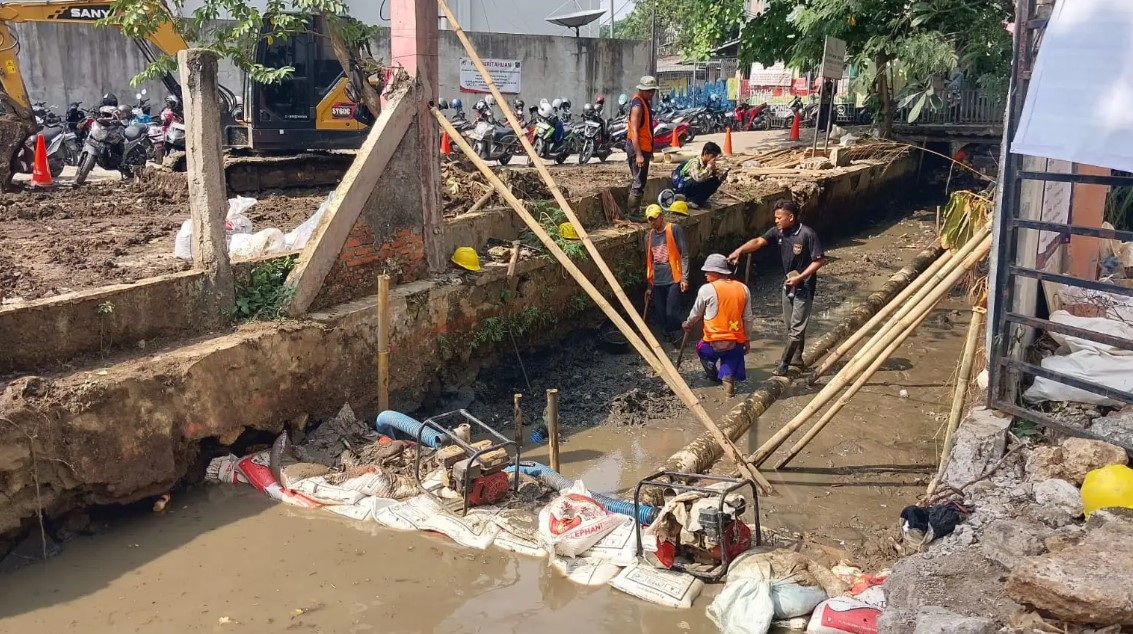 Hadapi Musim Hujan, Depok Normalisasi Saluran Air di Enam Titik