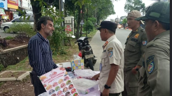 WNA Palestina Berjualan di Sawangan untuk Biaya Pengobatan Istri, Satpol PP Depok Turun Tangan