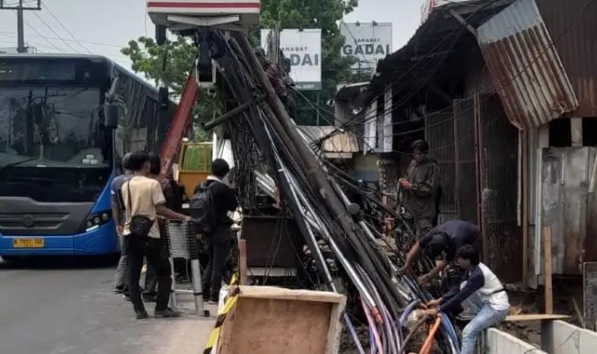DPUPR Depok Tata Kabel dan Tiang Utilitas di Jalan Raya Sawangan, Antisipasi Risiko Tiang Roboh
